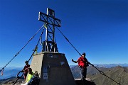 04 Alla croce di vetta del Pizzo Tre Signori (2554 m)